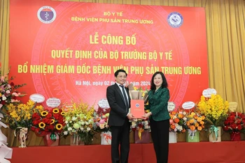 Bộ trưởng Y tế Đào Hồng Lan trao Quyết định cho Giáo sư, Tiến sĩ Nguyễn Duy Ánh. (Ảnh: TRẦN MINH)