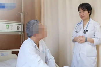 Tiến sĩ Mai Thị Hiền thăm khám cho người bệnh. (Ảnh: BVCC)