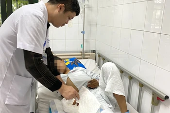 Thạc sĩ, bác sĩ Lưu Danh Huy thăm khám và tư vấn cho người bệnh sau phẫu thuật.