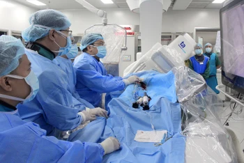 Bác sĩ Phúc (ngoài cùng bên phải) và ê kíp đặt stent cho bệnh nhân nam.