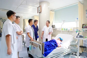 Tiến sĩ, bác sĩ chuyên khoa II Mai Trọng Hưng, Phó Giám đốc phụ trách Bệnh viện trao đổi với các bác sĩ cấp cứu cho sản phụ bị tiền sản giật.