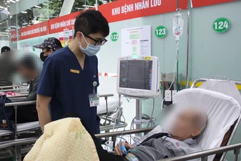 Bệnh nhân nằm cấp cứu tại Trung tâm Cấp cứu A9, Bệnh viện Bạch Mai.