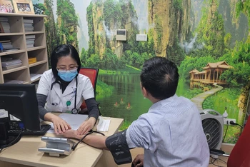 Bác sĩ Hà Vân Anh, Phụ trách Khoa Khám bệnh, Bệnh viện Lão khoa Trung ương khám cho người bệnh.