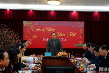 Đồng chí Nguyễn Văn Phong, Phó Bí thư Thành ủy Hà Nội phát biểu chúc Tết cán bộ công nhân viên Công ty TNHH Một thành viên Thoát nước Hà Nội.