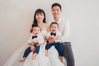 Gia đình chị Nguyễn Vân Anh (1996) và anh Nguyễn Văn Đức (1994) hạnh phúc bên 2 thiên thần nhỏ. 