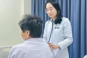 Bác sĩ Hoàng Thị Hồng Linh khám sức khỏe cho ông Fumio.