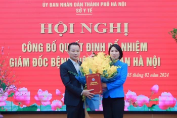 Tiến sĩ, bác sĩ Trần Thị Nhị Hà, Giám đốc Sở Y tế Hà Nội vừa trao Quyết định bổ nhiệm Giám đốc Bệnh viện Phụ Sản Hà Nội cho Tiến sĩ, bác sĩ chuyên khoa II Mai Trọng Hưng.