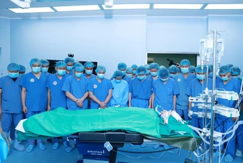 Các nhân viên y tế nghiêng mình trước nghĩa cử cao đẹp hiến tặng mô tạng của nam thanh niên 26 tuổi. 