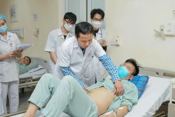 Tiến sĩ, bác sĩ Nguyễn Đình Liên, Trưởng khoa Phẫu thuật Thận tiết niệu và Nam học, Bệnh viện E khám cho người bệnh. 