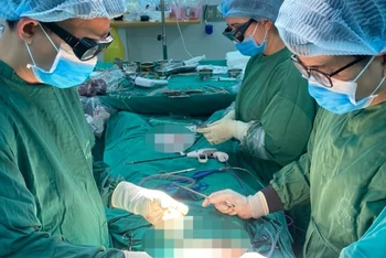 Các bác sĩ phẫu thuật loại bỏ khối u gan cho bệnh nhân. 