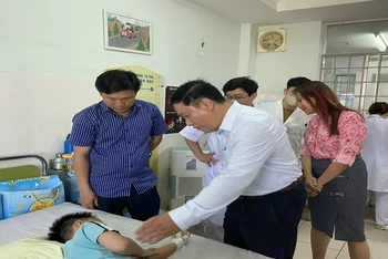Các cơ quan chức năng thành phố Nha Trang thăm hỏi các bệnh nhân trong vụ ngộ độc tại quán cơm gà Trâm Anh. (Ảnh: THẢO LY)
