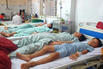 Các trường hợp nghi ngộ độc sau khi ăn bánh mì được điều trị tại Bệnh viện đa khoa khu vực Long Khánh.
