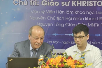 Giáo sư, Tiến sĩ Khristo Takhchidi-Viện sĩ Viện Hàn lâm khoa học Liên bang Nga chia sẻ thông tin tại hội thảo. 