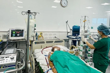 Bệnh nhân đang can thiệp ECMO.