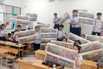 Các em học sinh Trường THPT Hoàng Diệu, tỉnh Sóc Trăng hào hứng đón nhận tranh panorama Điện Biên Phủ của Báo Nhân Dân tặng.