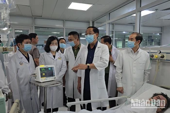 Thượng tướng Trần Quang Phương, Phó Chủ tịch Quốc hội và Bộ trưởng Y tế Đào Hồng Lan cùng đoàn lãnh đạo Bộ Y tế đã đến thăm hỏi nạn nhân vụ cháy tại Trung Kính.