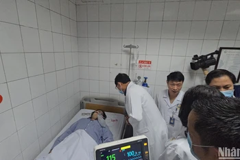 Bệnh nhân nặng nhất trong vụ cháy là cụ bà 84 tuổi được chuyển sang Bệnh viện Bạch Mai. (Ảnh: TRUNG HIẾU)