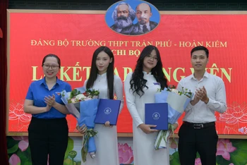 Quận Đoàn Hoàn Kiếm tặng hoa chúc mừng hai Đảng viên mới.