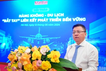 Đồng chí Lê Quốc Minh, Ủy viên Trung ương Đảng, Tổng Biên tập Báo Nhân Dân, Phó Trưởng Ban Tuyên giáo Trung ương, Chủ tịch Hội Nhà báo Việt Nam phát biểu tại hội thảo.