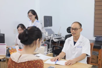 Tiến sĩ, bác sĩ Nguyễn Đăng Kiên, giảng viên bộ môn Phụ Sản (Đại học Y Dược Thái Bình) tư vấn cho sản phụ.