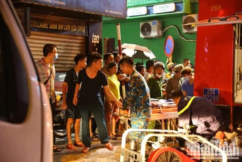Đã có 4 người tử vong trong đám cháy tại phố Định Công Hạ. 