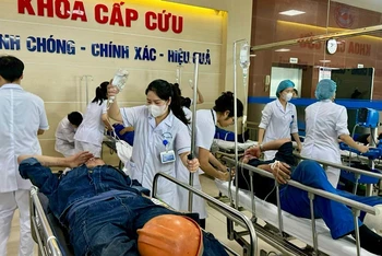 Các công nhân nghi ngộ độc thực phẩm được điều trị tại Bệnh viện Hữu nghị Việt-Tiệp.