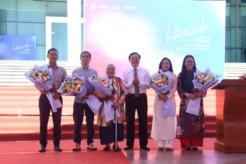 Phó Trưởng đoàn chuyên trách Đoàn đại biểu Quốc hội tỉnh Quảng Trị Hoàng Đức Thắng tặng hoa chúc mừng các nghệ sĩ và đơn vị tổ chức.