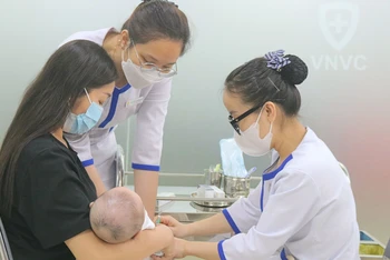 Chủ động tiêm vaccine để phòng bệnh bạch hầu. 