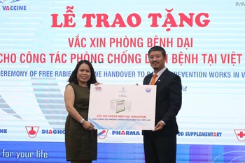 Tiến sĩ Nguyễn Thị Thanh Hương, Trưởng văn phòng Chương trình phòng, chống bệnh dại Quốc gia tiếp nhận 10.000 liều vaccine phòng bệnh dại.