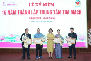 Phó Giáo sư, Tiến sĩ Nguyễn Thị Liên Hương, Thứ trưởng Y tế tặng Bằng khen cho các cá nhân.