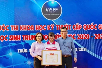 Học sinh Trần Ngọc Tâm Phúc trong một lần đạt giải tại kỳ thi quốc gia.