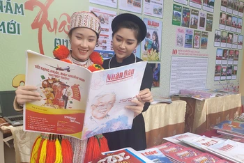 Người dân Hà Giang xem Báo Nhân Dân số Xuân Quý Mão tại Hội báo Xuân Hà Giang.