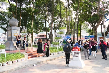 Tại km số 0, thành phố Hà Giang luôn thu hút đông đảo du khách đến chụp ảnh.