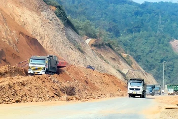 Khẩn trương thi công dự án nâng cấp Quốc lộ 2 đoạn qua thành phố Hà Giang, tỉnh Hà Giang.