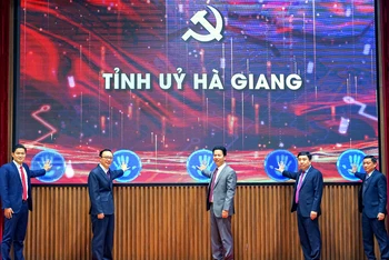 Các đồng chí lãnh đạo tỉnh Hà Giang ấn nút phát động giải.