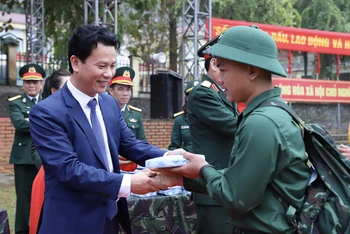Bí thư Tỉnh ủy Hà Giang Đặng Quốc Khánh tặng quà cho tân binh lên đường nhập ngũ tại Lễ giao, nhận quân huyện Vị Xuyên.