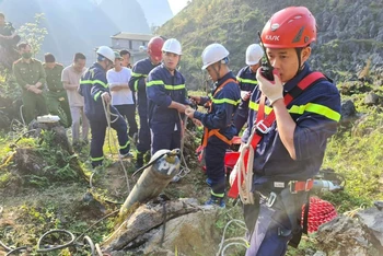Lực lượng cứu hộ tìm kiếm nạn nhân rơi xuống hang sụt tại Mèo Vạc. (Ảnh: Công an tỉnh Hà Giang)