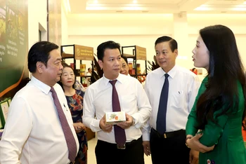 Lãnh đạo Bộ Nông nghiệp và Phát triển nông thôn và tỉnh Hà Giang tham quan gian hàng trưng bày sản phẩm tiêu biểu.