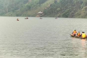 Lực lượng chức năng đang tìm kiếm người mất tích trên sông Lô do bị lật thuyền. (Ảnh: CTV)