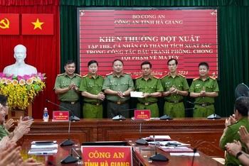 Lãnh đạo Công an tỉnh Hà Giang thưởng nóng cho các lực lượng triệt phá chuyên án ma túy.