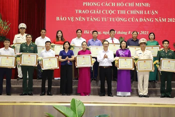 Lãnh đạo tỉnh Hà Giang tặng bằng khen cho các tập thể tiêu biểu trong học tập và làm theo tư tưởng, đạo đức, phong cách Chủ tịch Hồ Chí Minh.
