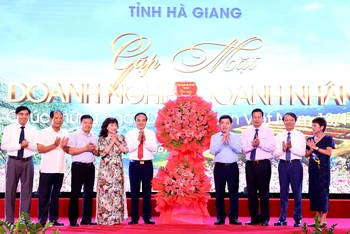 Lãnh đạo tỉnh Hà Giang tặng hoa chúc mừng Hội Doanh nghiệp tỉnh Hà Giang.