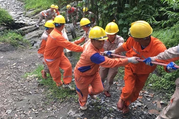 Công nhân Công ty Điện lực Hà Giang kéo điện lên thôn vùng cao. (ảnh: Khánh Toàn)