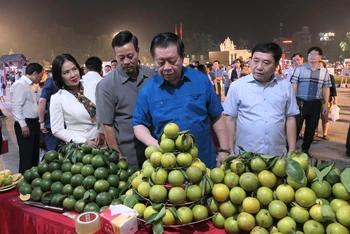 Trưởng Ban Tuyên giáo Trung ương Nguyễn Trọng Nghĩa tham quan gian trưng bày sản phẩm Hà Giang.