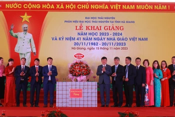 Lãnh đạo Đại học Thái Nguyên tặng hoa chúc mừng Phân hiệu Đại học Thái Nguyên tại Hà Giang.