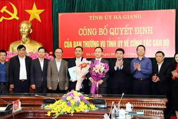 Các đồng chí lãnh đạo tỉnh Hà Giang trao quyết định, tặng hoa chúc mừng các đồng chí được điều động, bổ nhiệm.