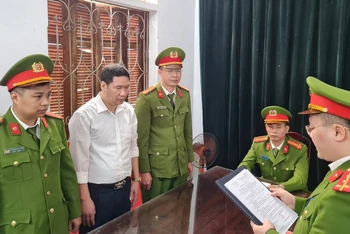 Cơ quan Cảnh sát điều tra công bố quyết định bắt tạm giam đối với Cao Mạnh Thắng (người áo trắng).