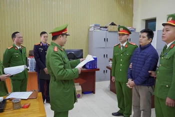 Cơ quan công an công bố lệnh bắt tạm giam đối với Nguyễn Văn Toản.