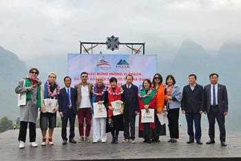 Lãnh đạo tỉnh Hà Giang tặng hoa, quà cho những vị khách đầu tiên đến Hà Giang năm 2024.