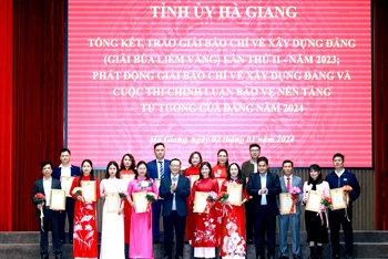 Các đồng chí Lãnh đạo tỉnh Hà Giang trao giải Nhất cho các tác giả.